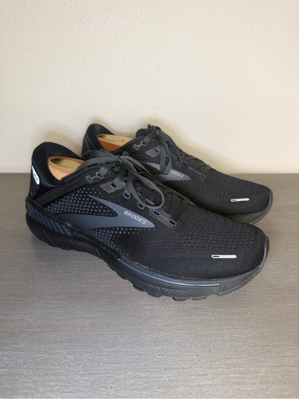 Brooks Adrenaline GTS 22 Women's Size 10.5 B Black Athletic Running Shoes Used